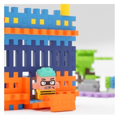 Blocos de construção em plástico com personagem colorido e cabelo azul