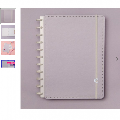 Caderno lilás com capa de couro sintético e fecho elástico amarelo