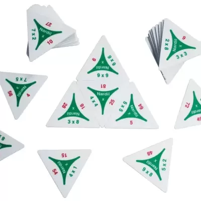Peças triangulares brancas com multiplicações vermelhas e verdes em fundo branco