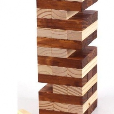 Torre de blocos de madeira claros e escuros com dado de madeira ao lado