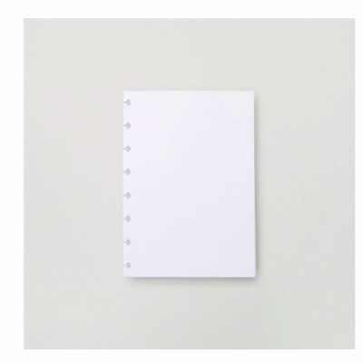 Caderno branco com capa lisa e argolas plásticas à esquerda