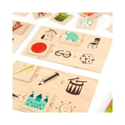 Jogo de madeira com peças ilustradas coloridas e quadros com imagens variadas