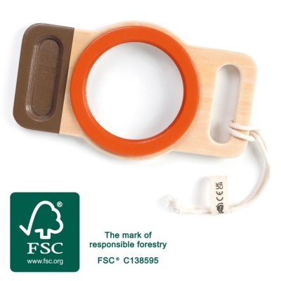 Produto de madeira com aro laranja, pega com cordão branco e logo FSC ao lado
