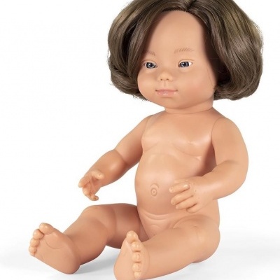 Boneco de bebé em posição sentada, sem roupa, cabelo castanho