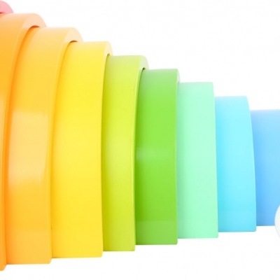 Blocos de madeira coloridos empilhados em ordem decrescente com bolas de madeira nas extremidades