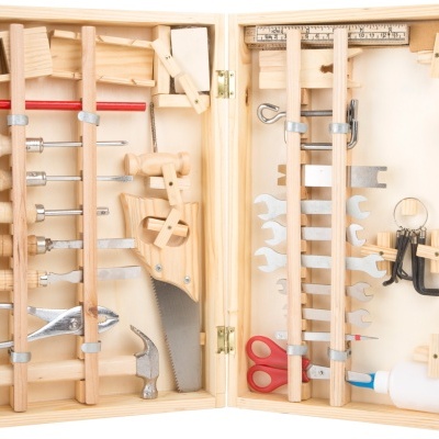 Estojo de ferramentas em madeira com várias ferramentas organizadas no interior