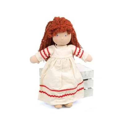 Boneca de tecido com vestido creme e cabelo castanho avermelhado