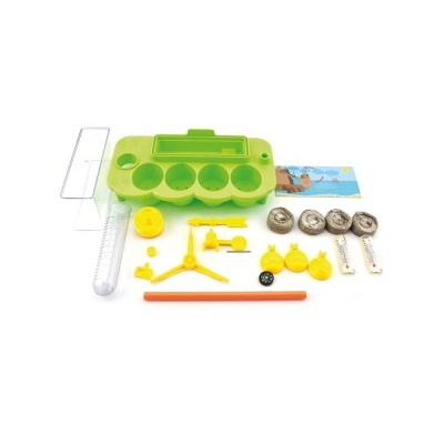 Kit educacional com bandeja verde e acessórios amarelos e transparentes para atividades científicas.