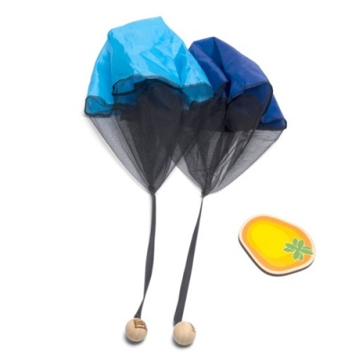 Dois paraquedas pequenos azuis com pesos de madeira ao lado de objeto amarelo com motivo verde.