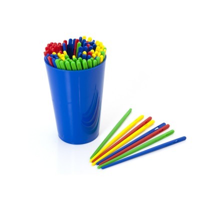 Pauzinhos coloridos em copo azul de plástico