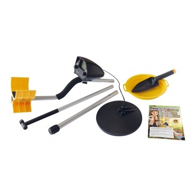 Conjunto de detector de metais com hastes prateadas, base preta, controlador preto, bandeja e pá amarelos e folheto informativo