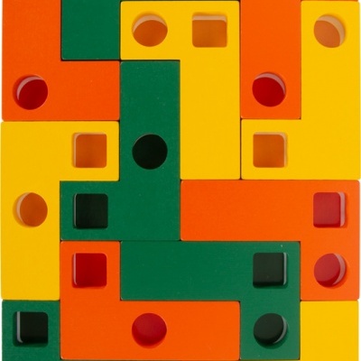 Blocos de encaixe coloridos em verde, amarelo e laranja com recortes circulares e quadrados