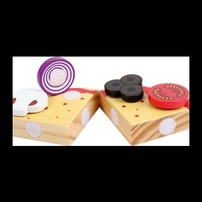 Duas fatias de pizza de madeira com legumes de madeira em cima