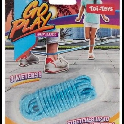 Elástico para saltar azul claro com pontos brancos na embalagem Toi-Toys colorida