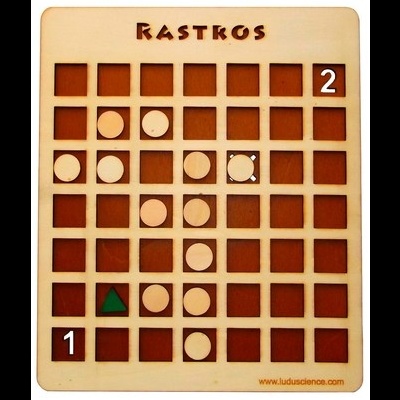 Tabuleiro de jogo em madeira clara com peças redondas brancas e uma peça triangular verde