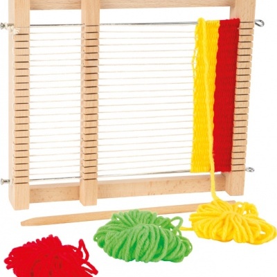 Tela de madeira para tecelagem com fios coloridos e duas faixas tecidas