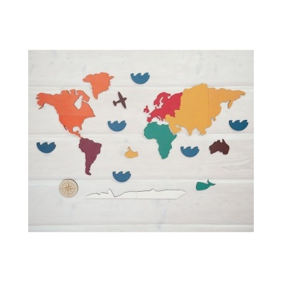 Mapa-mundi de madeira colorida com bússola e ondas sobre fundo madeira