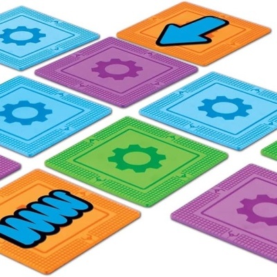 Cartas coloridas quadradas com símbolos diversos para jogo