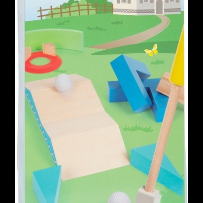 Jogo infantil de mini golfe em madeira com taco e bola, caixa com desenho de casa e relvado.
