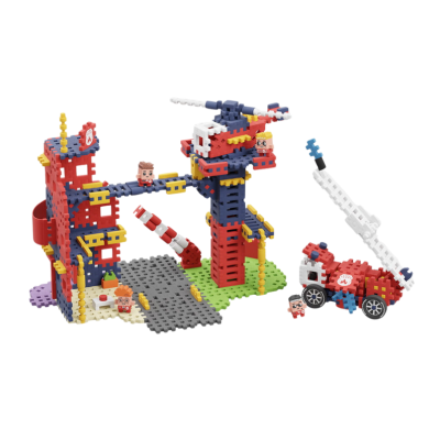 Blocos de construção coloridos montados em forma de estrutura com figuras pequenas e peças soltas