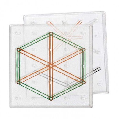 Tabuleiros transparentes com pinos e elásticos formando padrões geométricos