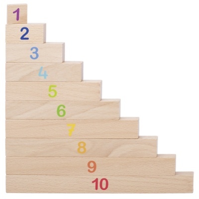 Blocos de madeira com números coloridos de 1 a 10 em degraus