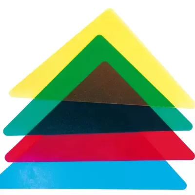 Cinco triângulos empilhados coloridos em plástico sobre fundo branco