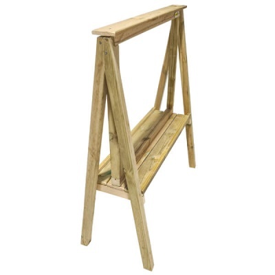 Estrutura de madeira clara tipo cavalete com prateleira inferior e barra superior