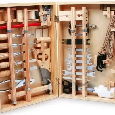 conjunto de ferramentas de madeira em estojo aberto