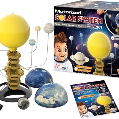 Kit Motorized Solar System 2 em 1 com planetas, globos da Terra, revista e embalagem.
