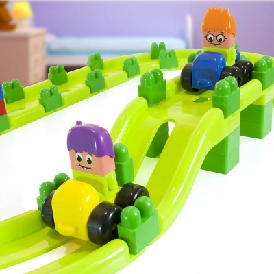 Brinquedo infantil com carrinhos e personagens numa pista verde