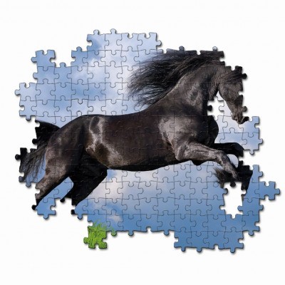 Puzzle com imagem de cavalo negro em movimento no céu azul