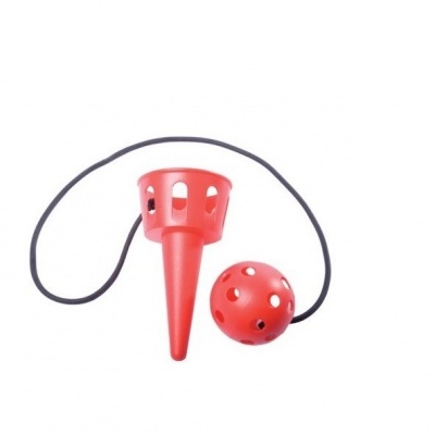 Brinquedo de exterior com cone e bola vermelha ligados por cordão preto