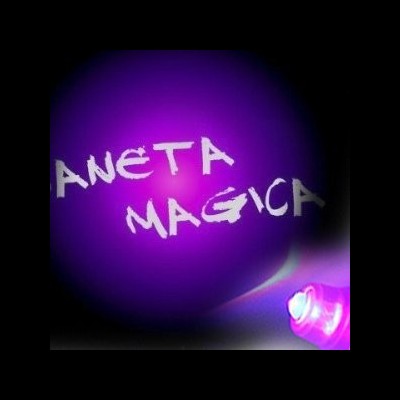 Bola roxa com letras brancas ANETA MÁGICA iluminada por luz roxa