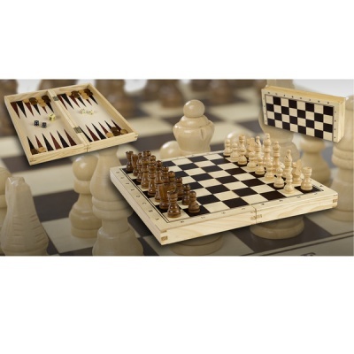 Tabuleiros de xadrez e backgammon em madeira com peças dispostas para jogo