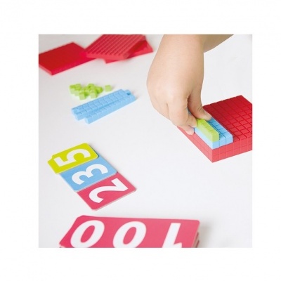 Material didático matemático colorido com números e blocos em uso