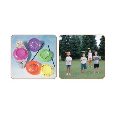 Conjunto de 4 pratos voadores coloridos com varas para lançar e crianças a brincar ao ar livre