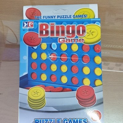 Embalagem de jogo Bingo Game com peças vermelhas e amarelas sobre fundo azul