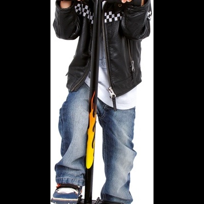 Criança usando saltador preto com desenho de chamas