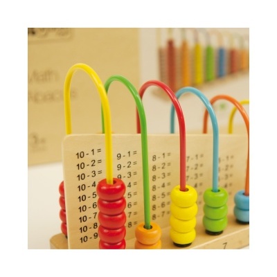 Brinquedo educativo com contas coloridas e tabelas de subtração em madeira