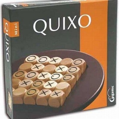 Caixa do jogo Quixo Mini com peças de madeira e base redonda
