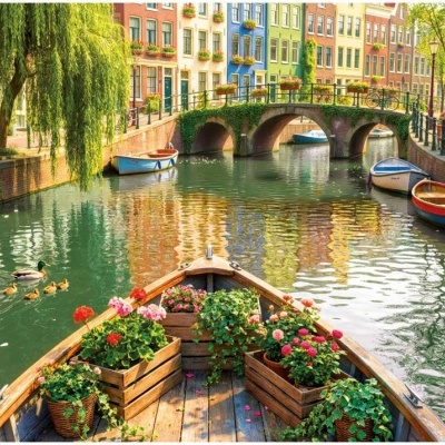 Barco de madeira com flores no canal urbano com patos e edifícios coloridos