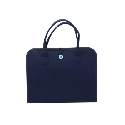 Saco retangular azul escuro com alças e botão azul claro