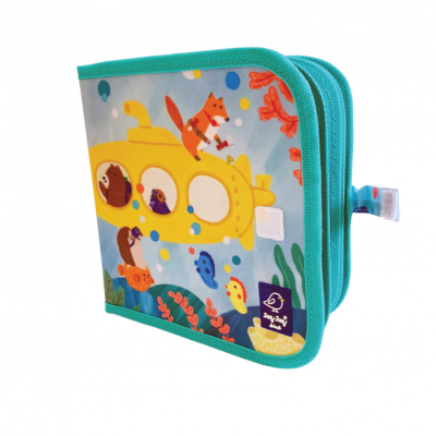 Livro infantil de tecido azul com ilustração de submarino amarelo e animais coloridos