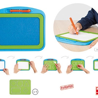 Quadro de escrever azul e verde com caneta laranja para crianças.