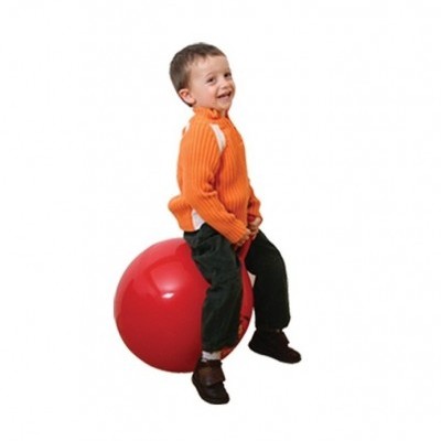 Criança sentada numa bola vermelha com camisola laranja e calças pretas