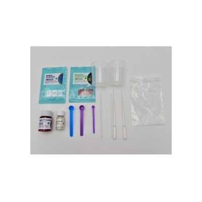Kit de materiais científicos incluindo produtos químicos e utensílios em fundo branco.