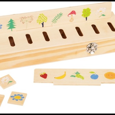 Jogo educativo de peças de madeira com imagens coloridas e caixa de armazenamento