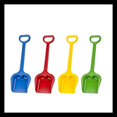 Quatro pás coloridas para crianças em plástico