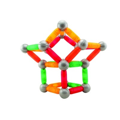 Estrutura geométrica colorida feita com varetas e esferas metálicas.